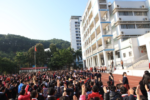开学典礼上演千人诗词"盛会" 梅山小学深入贯彻教育理念