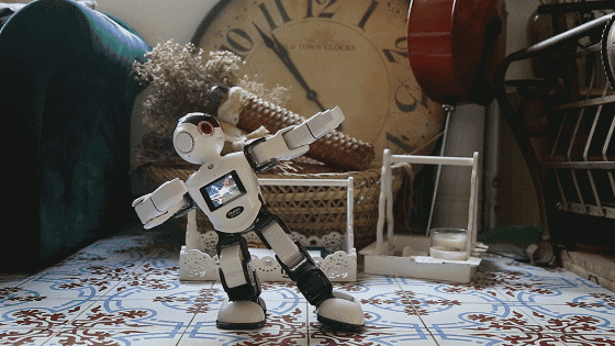 不仅逗你乐开怀 还是学习帮手—城市漫步机器人小e