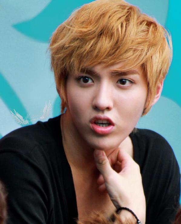 相比之前的那个发型,吴亦凡的这个发型看起来更阳光,略微显得有点青涩