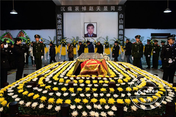 吉林牺牲好民警赵天昱追悼会今天举行 4000群众长街送行