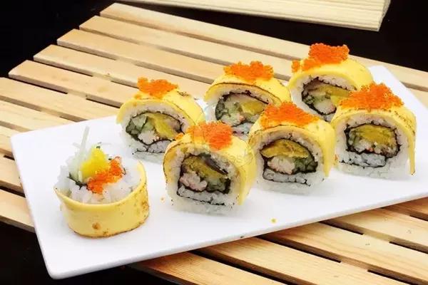 浓浓芝士紧紧拥抱寿司卷,塞一个到嘴里,浓郁的芝士伴着鲜美的v型蟹肉