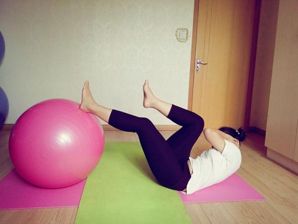生活中,瑜伽球的妙用之处