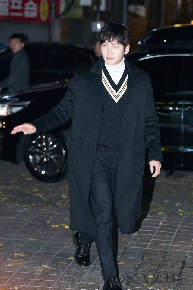 池昌旭:v领毛衣内搭高领衫,外搭大衣,黑白对比鲜明,时髦又温暖.