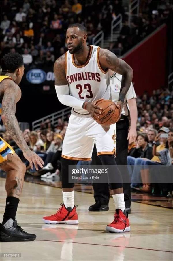 球员实穿:詹姆斯上脚nike lebron 14全新 pe