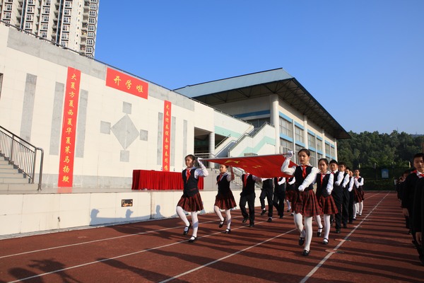 记者了解到,2月13日,也正是深圳梅山小学开学的日子.
