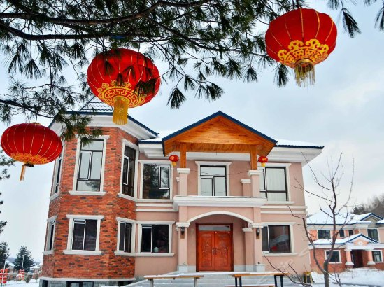 这是一处欧式乡村别墅风情的庄园,庄园将欧式风情与东北火炕巧妙结合