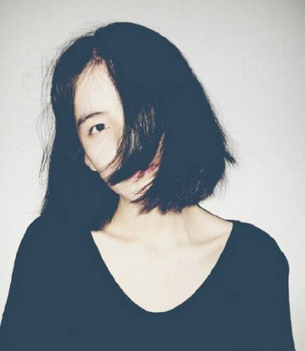 我手挡 不挡住 也不给你看正脸!