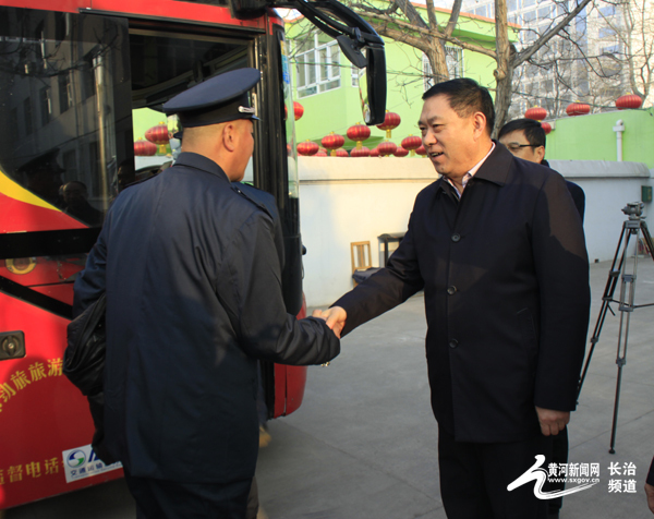 出征仪式上,魏庆武提出殷切希望.