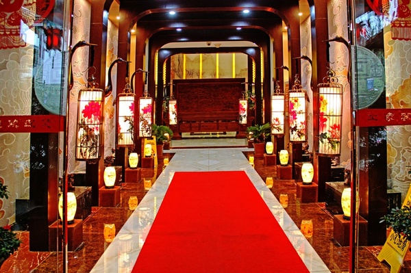 夜逛恩施女儿城;晨游云龙地峡缝—鄂西巴东游之