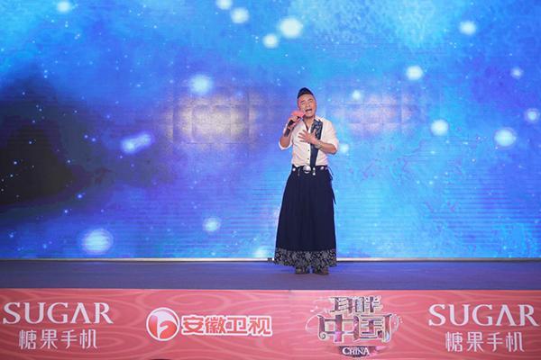 (图片为高音惊人的"苗族歌王"蝶当久发布会现场演唱《传奇)