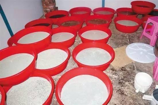 "2016-727"目标毒品案中缴获的冰毒原料. (本组图片由警方提供)