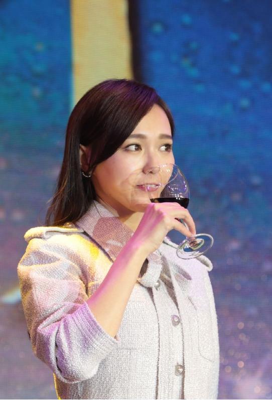 除了抽烟,喝酒的小花也不在少数,其中包括杨幂,刘诗诗和唐嫣等人.