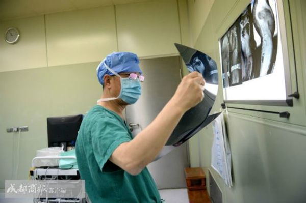 感动中国梁益建 敢于承担风险做别人不敢做的手术