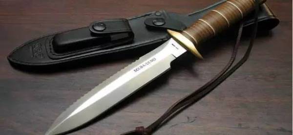 管制刀具:如匕首,三棱刮刀,带有自锁装置的弹簧刀(跳刀,其他相类似