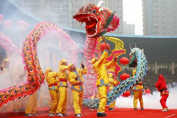 照镜这一系列的动作 让一具骷髅一点点变成了美女 金州区——金州龙舞