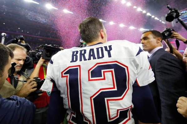 新英格兰爱国者球队的四分卫tom brady成为mvp,他4次荣耀超级碗mvp,是