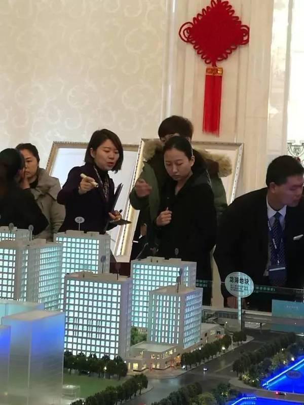 购房人在等候区等候选房