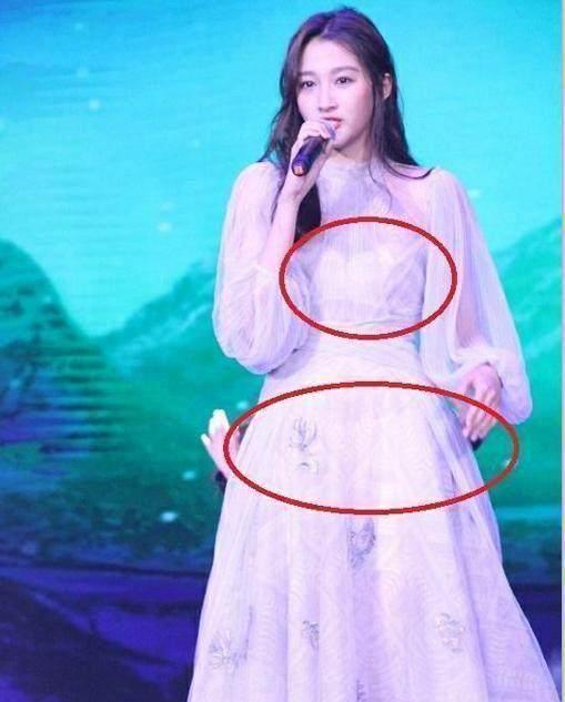 关晓彤穿衣风格变了,全是洞却只透不露