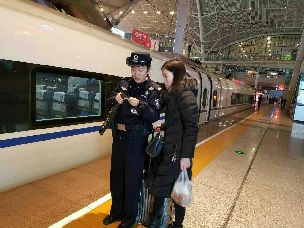 坚守在春运节日一线的女乘警们