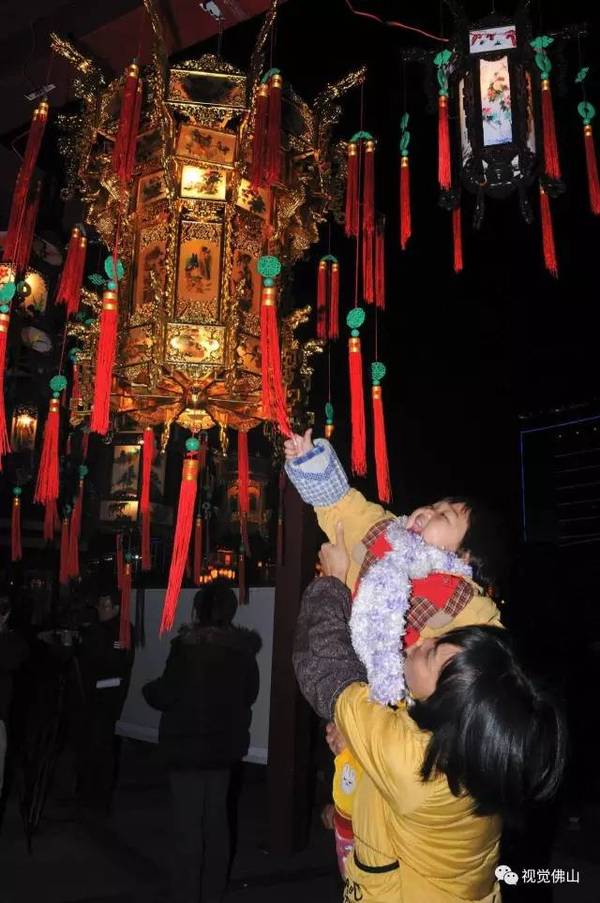 2011年春运拍摄于南海区罗村,小宝宝开心摸着花灯.黎锐明摄