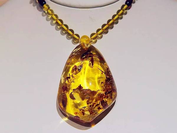 会爱上它的美, 让它给您的                   品鉴高品质的琥珀首饰