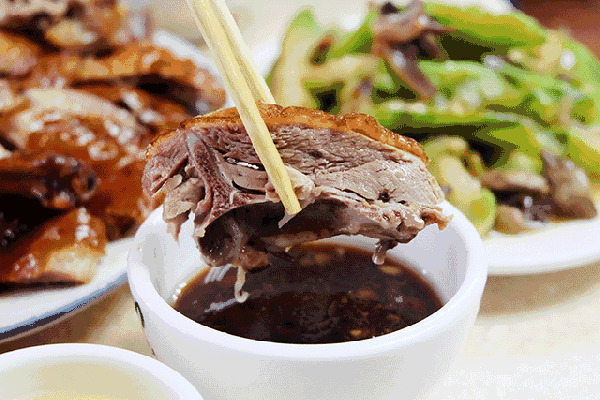 汁水很独特,一小碗烧鹅汁勺起是满满的红枣肉,汁酱上面浮了层清油,但