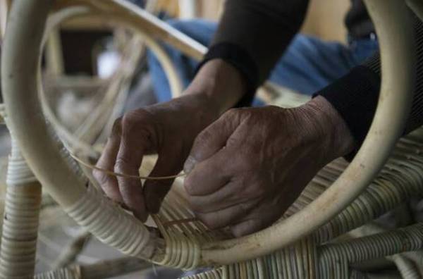 破篾子(削藤) 藤编主要以藤枝,藤芯或竹为骨架,然后用藤皮或幼嫩的藤