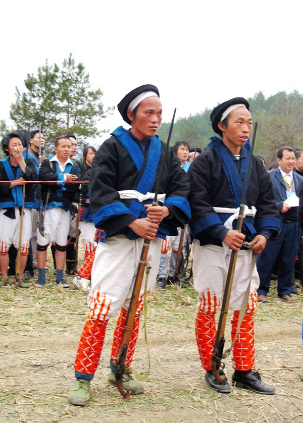 虽然说芭莎苗族和白裤瑶族都有枪支,但可以肯定的是,他们持枪和带枪