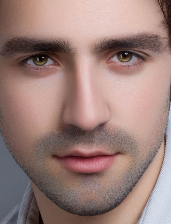 e,缩小画笔,配合黑白前景色轻擦眼黑与眼白,并用白色画笔擦亮眼神光.