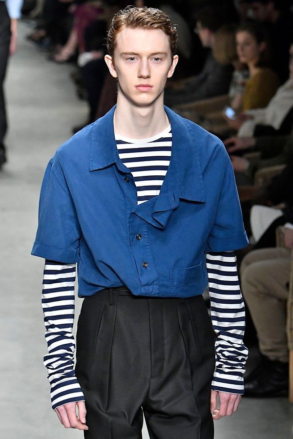 不对称的工装衬衫,高腰裤和条纹衫塑造出复古的英式水手造型