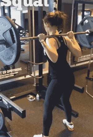 姐妹们吃大餐时,她在跑步;闺蜜们逛街时,她在健身房挥汗如雨;上天从不