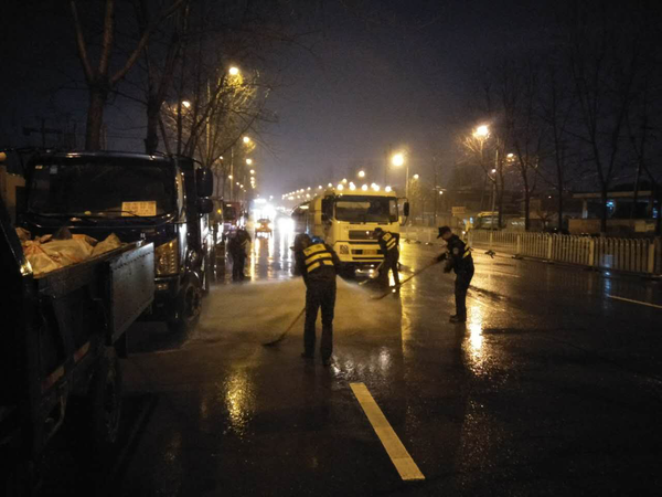 昨夜合肥30多名城管压马路 今早长江西路焕然一新