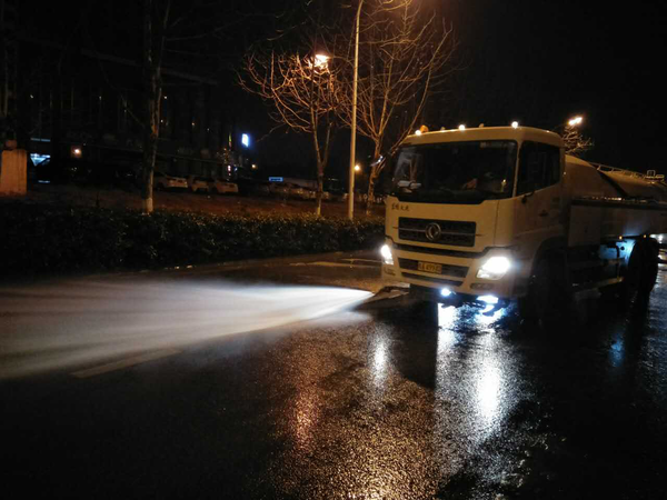 昨夜合肥30多名城管压马路 今早长江西路焕然一新