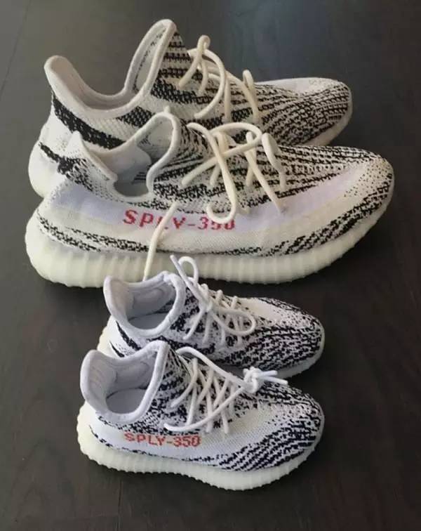 而科勒卡戴珊也选择了与女儿penelope 穿着同款黑红配色的 yeezy