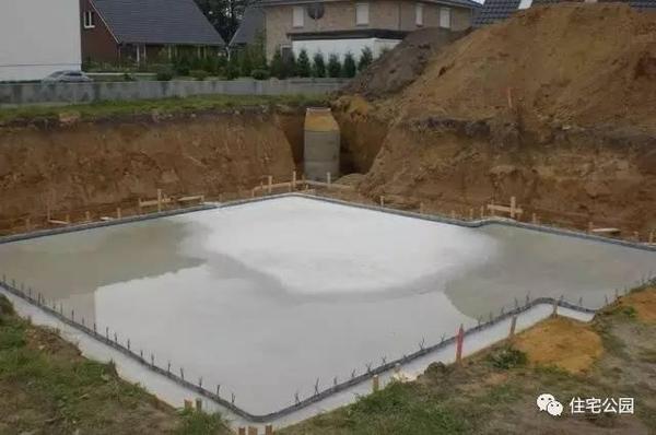 挖好的地基如下图所示,正规的大板基础,另外为了提高地基的承载力