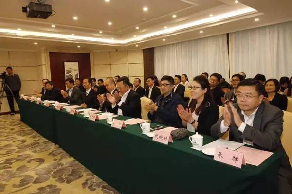 签约仪式上,珠海市国资委主任吴爱存,珠海九洲控股集团董事长黄鑫