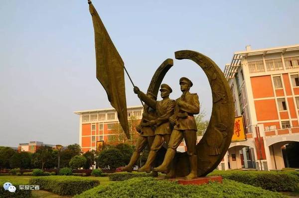 拖着行李挥挥手 泪让我不回头 在那座美丽的校园里 我从未忘记你 科大