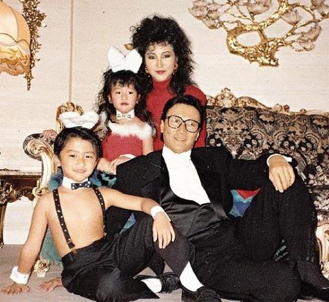 据说,当时谢贤赌债太重,狄波拉不得不去问澳门赌王何鸿燊借钱,后来一