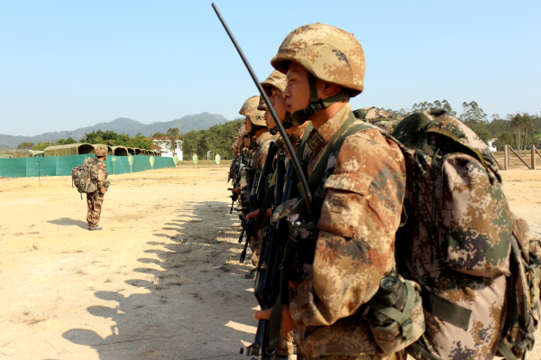 73137部队围绕"20公里战斗体能组织与实施规范"和"手枪射击"两个课目