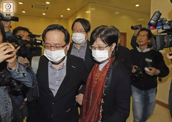 香港前特首曾荫权获刑,腰缠铁链,手铐紧锁