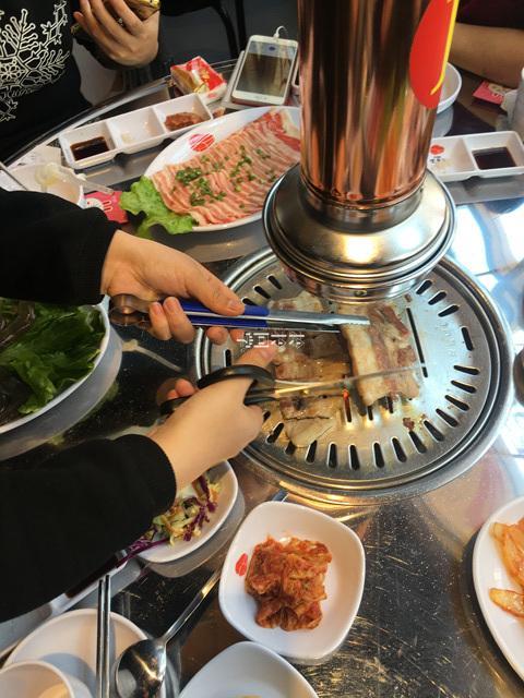 一家韩式烤肉店的五花肉,一上桌就被妹子秒光了