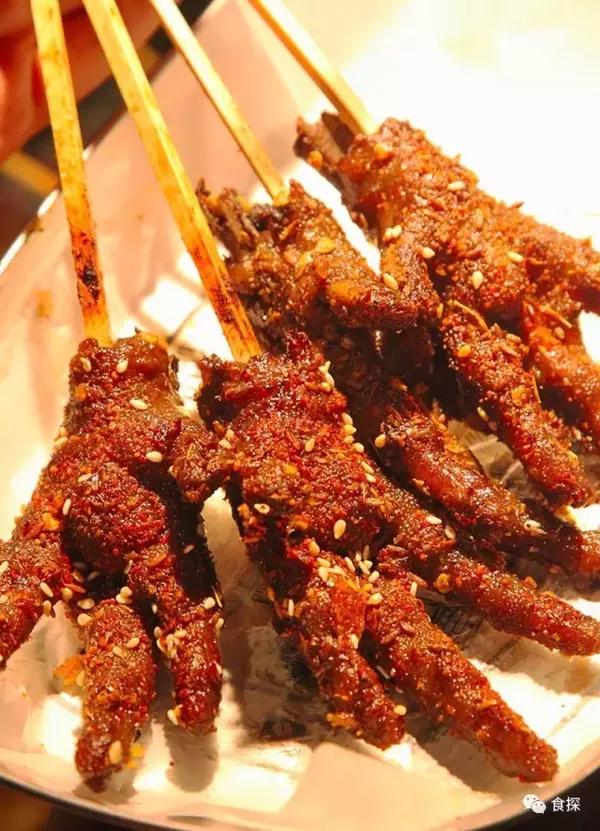 师傅专门挑那些肉肥掌厚的爪子,先卤几小时再烤,加上特调的烧烤料