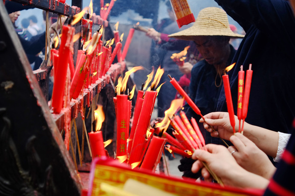 观音开库日,西樵山万人祈福香火旺