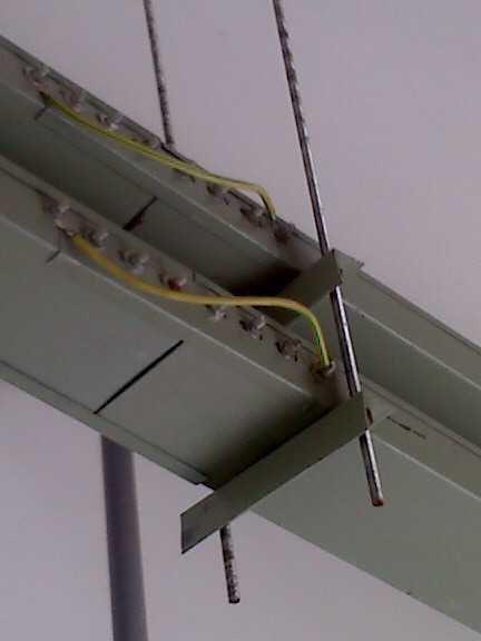 水平桥架螺丝安装和接地接地线