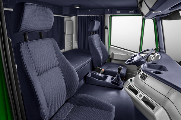 上汽红岩杰狮c500荣获"2017年度安全车型推优奖"