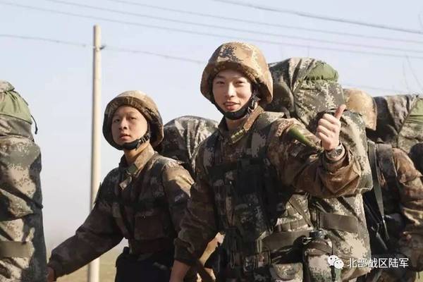 旅长郑永强带头翻山.