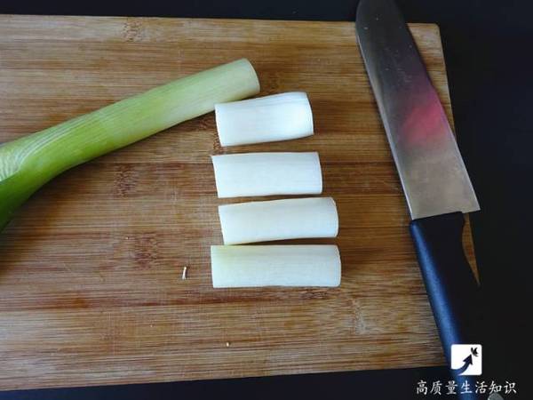 然后用拇指推出葱心部分