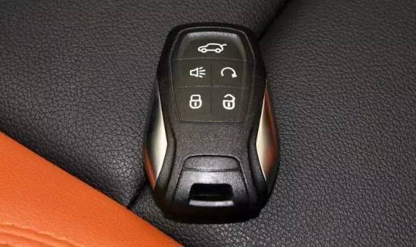 宝骏510 宝骏510的钥匙细长,给人的感觉不大气,中间按钮的质感怎么像