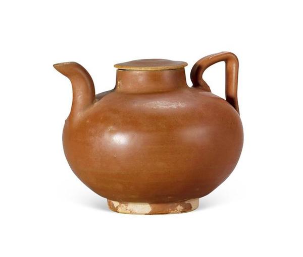 0776北宋耀州窑柿红釉执壶 尺寸:高11cm 创作年代:北宋 估 价:hkd 350
