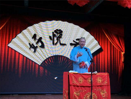 由秦伟带来的快板书《玲珑塔》,现场一片叫好.